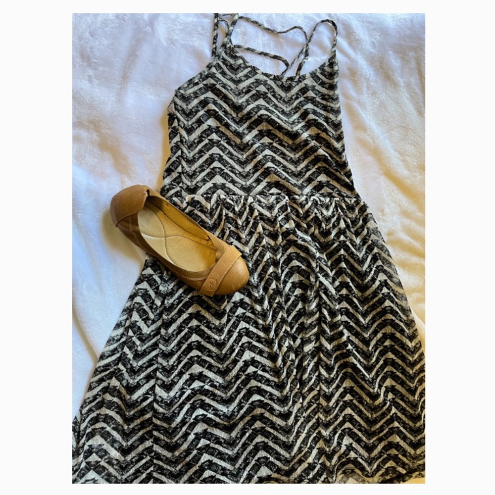 Xhilarations Strapless Dress, Size Large, Black and White Zig Zag Pattern
